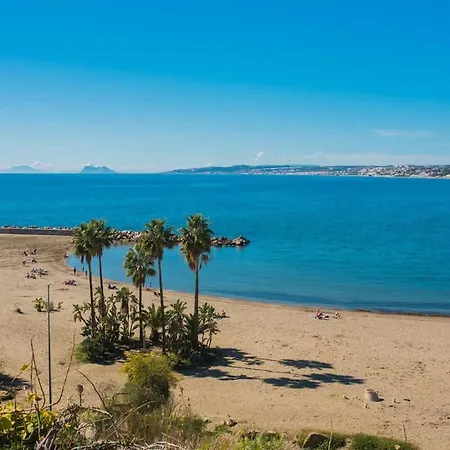 Modern 4-person With Pool & Indoor Parking