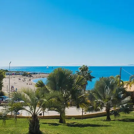 Modern 4-person With Pool & Indoor Parking *