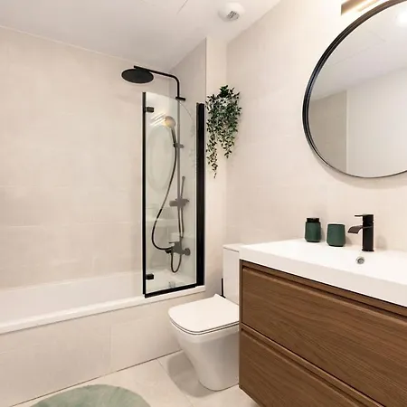 Modern 4-person With Pool & Indoor Parking