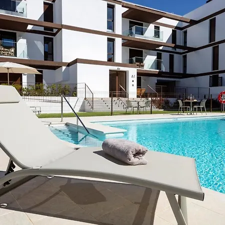Modern 4-person With Pool & Indoor Parking アパート エステポナ