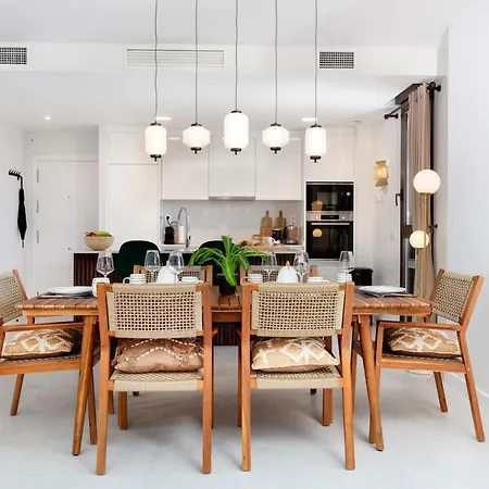 Modern 4-person With Pool & Indoor Parking アパート *