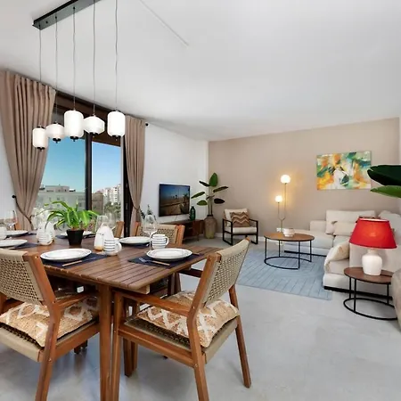 Modern 4-person With Pool & Indoor Parking *