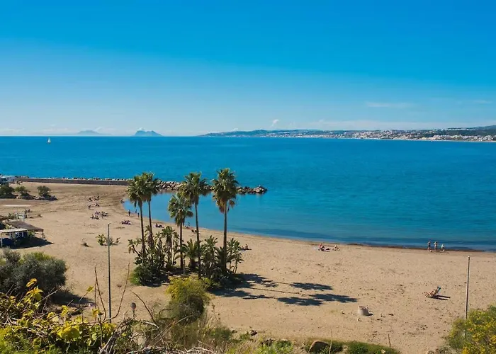 Modern 4-person With Pool & Indoor Parking