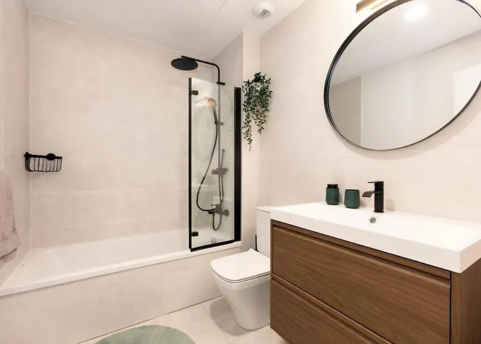 Modern 4-person With Pool & Indoor Parking