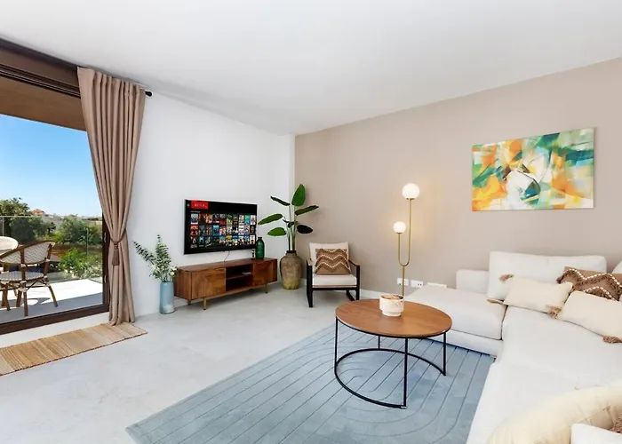 Modern 4-person With Pool & Indoor Parking Apartment *