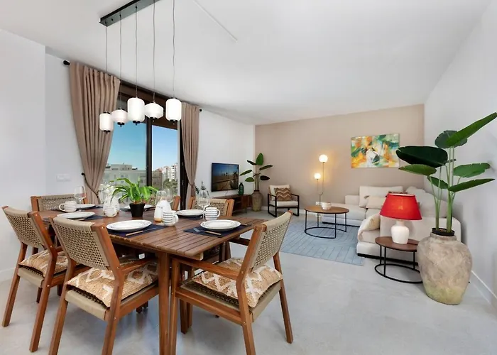 Modern 4-person With Pool & Indoor Parking *