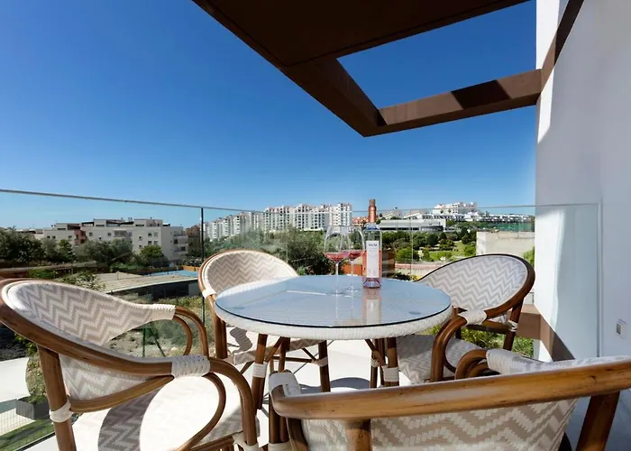 Modern 4-person With Pool & Indoor Parking