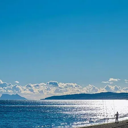 Modern 4-person With Pool & Indoor Parking