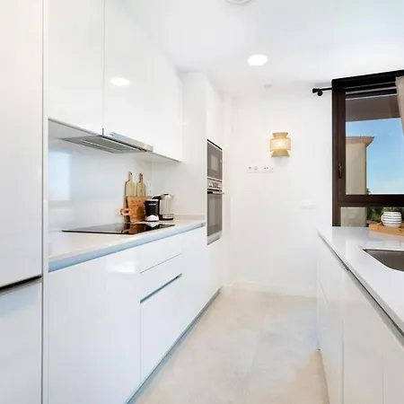 Modern 4-person With Pool & Indoor Parking * 埃斯特波纳