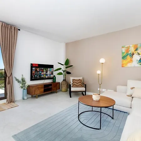 Modern 4-person With Pool & Indoor Parking Lejlighed *