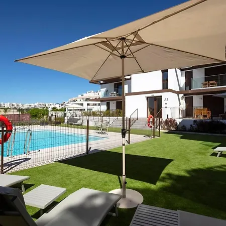 Modern 4-person With Pool & Indoor Parking Lejlighed