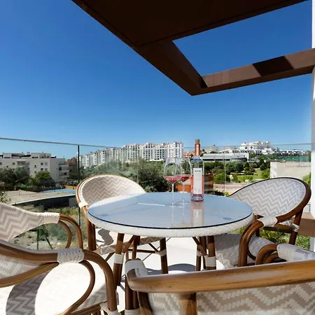 Modern 4-person With Pool & Indoor Parking